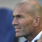 Zidane, en Anoeta durante el partido del Madrid contra la Real Sociedad.-AP / ALVARO BARRIENTOS