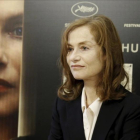 La actriz francesa Isabelle Huppert, posando en la presentación de 'Elle', en el festival de cine de San Sebastián.-EFE / JUAN HERRERO