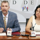 El rector de la UBU, Pérez Mateos, y Adelina Uriarte, de la plataforma Passivhaus, en la firma del convenio.-RAÚL G. OCHOA