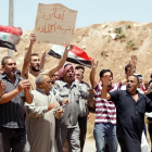Un grupo de civiles celebra la entrada de las tropas del régimen en Deraa. /-OMAR SANADIKI / REUTERS