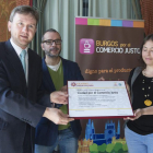 Javier Lacalle y Verónica Ibáñez recibiendo el distintivo de manos de Carlos Céspedes.-RAÚL G. OCHOA