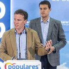 Borja Suárez, junto al coordinador del PP,Ángel Ibáñez.-SANTI OTERO