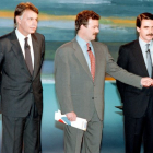 Felipe González y José María Aznar, junto a Manuel Campo, moderador del debate cara a cara entre los candidatos a la presidencia del Gobierno en el 1993.-PEPE ABASCAL (A3TV)