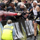 El atleta madrileño Chema Martínez saluda al público en la línea de meta.-EFE / JUAN HERRERO