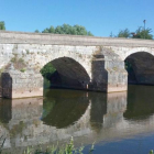 El puente de siete ojos vigila el paso del Arlanza por la localidad burgalesa de Puentedura.-ECB