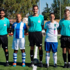Las capitanas y el trío arbitral, antes del inicio del partido.-EL PERIÓDICO