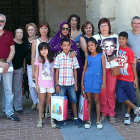 Foto de familia con los niños y niñas de acogida del año pasado.-ECB