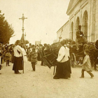 Cortejo fúnebre camino del Cementerio General Antiguo en 1893, en la capital burgalesa.-JUAN ANTONIO CORTÉS (ARCHIVO PROVINCIAL)
