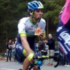 Matthews, con su porción de pizza en plena cuarta etapa de la Vuelta al País Vasco.-Foto: ANDER MARTIARENA