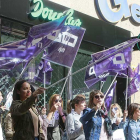 Trabajadoras de la franquicia de cosmética se concentraron frente a la tienda de la calle Vitoria.-RAÚL G. OCHOA