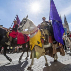 Miembros de la comitiva que parte delSolar del Cid con destino al puente deSanta María pasan por la calle de Fernán González.-ISRAEL L. MURILLO