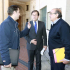De la Rosa, Foronda y Fernández Santos conversan a la entrada del Ayuntamiento.-RAÚL G. OCHOA