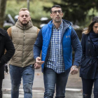 Vicente Estruch (con gafas), a su llegada a la Ciudad de la Justicia de València para declarar por  agresiones en la manifestación del 9 dOctubre.-/ MIGUEL LORENZO