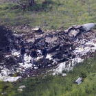 Restos de fuselaje del caza F-16 del Ejército israelí abatido por baterías antiaéreas de Asad, ayer, en el valle de Jezreel, al norte de Israel.-AP / RAMI SLUSH