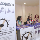 Amparo Martínez, psicóloga de La Rueda; Laura Pérez, presidenta y Vanesa de Lope, creadora del cartel.-ISRAEL L. MURILLO