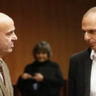 Guindos y Varoufakis, ayer, en Bruselas durante la cumbre del Eurogrupo.-Foto:   OLIVIER HOSLET / EFE