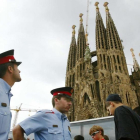Una pareja de los Mossos patrullando por la Sagrada Familia.-RICARD CUGAT