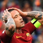 Radja Nainggolan se lamenta durante el partido.-AFP / ALBERTO PIZZOLI
