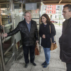 José Francisco Martín, la diputada Esther Peña y Javier Izquierdo a las puertas de la delegación.-SANTI OTERO