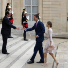 François Hollande recibe a los reyes Felipe y Letizia, el pasado julio en el Elíseo.-Foto:   AP / FRANÇOIS MORI