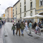 La hora del vermú tuvo su «ambiente» pese a la amenaza de lluvia y la celebración del festival Tribu.-ISRAEL L. MURILLO