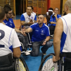 Rodrigo Escudero da instrucciones a sus jugadores durante un tiempo muerto.-