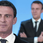 TRASVASE Manuel Valls y Emmanuel Macron detrás, en mayo del 2016.-AFP / PHILIPPE DESMAZES