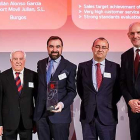 Julián Alonso posa junto a su padre e iniciador del negocio y los representantes de la marca coreana tras la entrega del galardón.-ECB