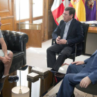César Rico (centro) y Ángel Guerra (derecha) se reunieron ayer con el responsable de Muebles Tudela de Roa.-ECB