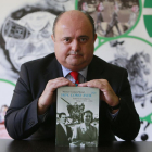 Manuel Cámara, junto a un ejemplar del que será el penúltimo volumen de la serie ‘Hoy, como ayer’.-Raúl Ochoa