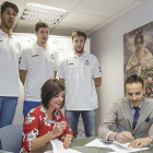 Pilar Gómez y Félix Sancho firman el convenio suscrito entre Recoletas y el San Pablo Burgos.-SANTI OTERO