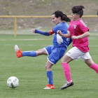 Naiara intenta despejar un balón en presencia de una delantera del Pauldarrak-Santi Otero