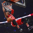 Westbrook se sujeta a la canasta tras realizar un mate.-