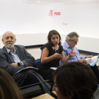 osé Félix Tezanos (izquierda) en una reunión junto a Adriana Lastra y Manuel Escudero.-EFE