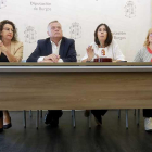 El presidente de Sodebur, Lorenzo Rodríguez, estuvo acompañado por dos comercios participantes.-RAÚL G. OCHOA