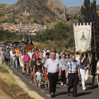 Los romeros trasladan a hombros a la Virgen de Pedrajas desde la villa salinera hasta su ermita.-G. G.
