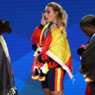 Lydia Valentín, en lo alto del podio, tras recibir la medalla de oro de campeona del mundo.-EFE / MIKE NELSON