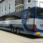 El autobús que comunica la comarca n uno de sus momentos de parada en Villasana de Mena.-ECB