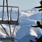 Varios técnicos intentan alcanzar una pieza de la estructura metálica durante la instalación de la plataforma en la cima del Pico de Midi, una de las montañas más altas de Francia, en Bagneres-de-Bigorre, el 30 de enero.-AFP / PASCAL PAVANI