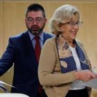 Imagen de archivo de la alcaldesa de Madrid, Manuela Carmena  y el hasta hoy concejal de Economia y Hacienda del Ayuntamiento, Carlos Sanchez Mato.-JUAN CARLOS HIDALGO