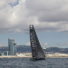 El Hugo Boss de Alex Thomson, en su salida, el pasado miércoles, frente a la costa de Barcelona.-HUGO BOSS
