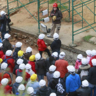 Un grupo de turistas atiende las explicaciones de uno de los guías de Atapuerca.-RAÚL G. OCHOA