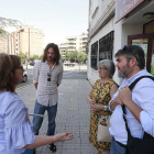 Lacámara y Vila conversan con dos representantes de los vecinos a las puertas del centro social del barrio de El Crucero.-RAÚL G. OCHOA