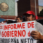 La sociedad protesta durante la entrega del sexto Informe de Gobierno de Enrique Peña Nieto, presidente de México.-SASHENKA GUTIERREZ (EPA)