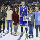 Jorge García recibió un homenaje en la cancha en compañía de su familia, de Elisa Aguilar (FEB) y de Jesús Martínez (CB Miraflores).-RAÚL OCHOA