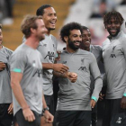 Mohamed Salah (centro) y sus compañeros del Liverpool en el estadio del Besiktas.-