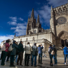 Un grupo de turistas hace fotos a la Catedral de Burgos. TOMÁS ALONSO