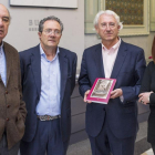 El editor, Fernando Arnaiz (i.), y los autores del libro, de i. a d., José María Chomón, Miguel Ángel Moreno y Clara Sanz, ayer en la Sala Polisón.-Israel L. Murillo
