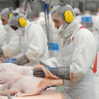 Operarios de Carnes Selectas durante su jornada laboral.-ISRAEL L. MURILLO