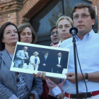 El portavoz del PP en el Ayuntamiento de Madrid, José Luis Martínez-Almeida, en un acto para denunciar que la alcaldesa Manuela Carmena permita la celebración de un acto pro-referéndum en la capital.-DAVID CASTRO